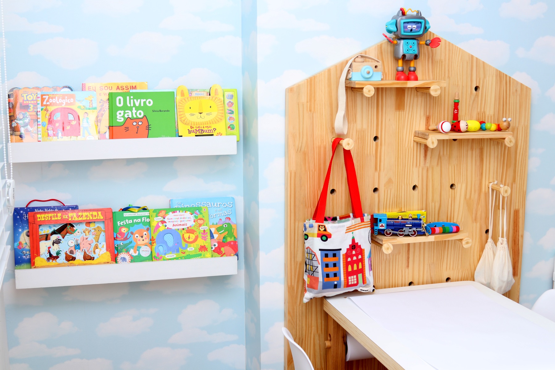 Brinquedos e livros no consultório