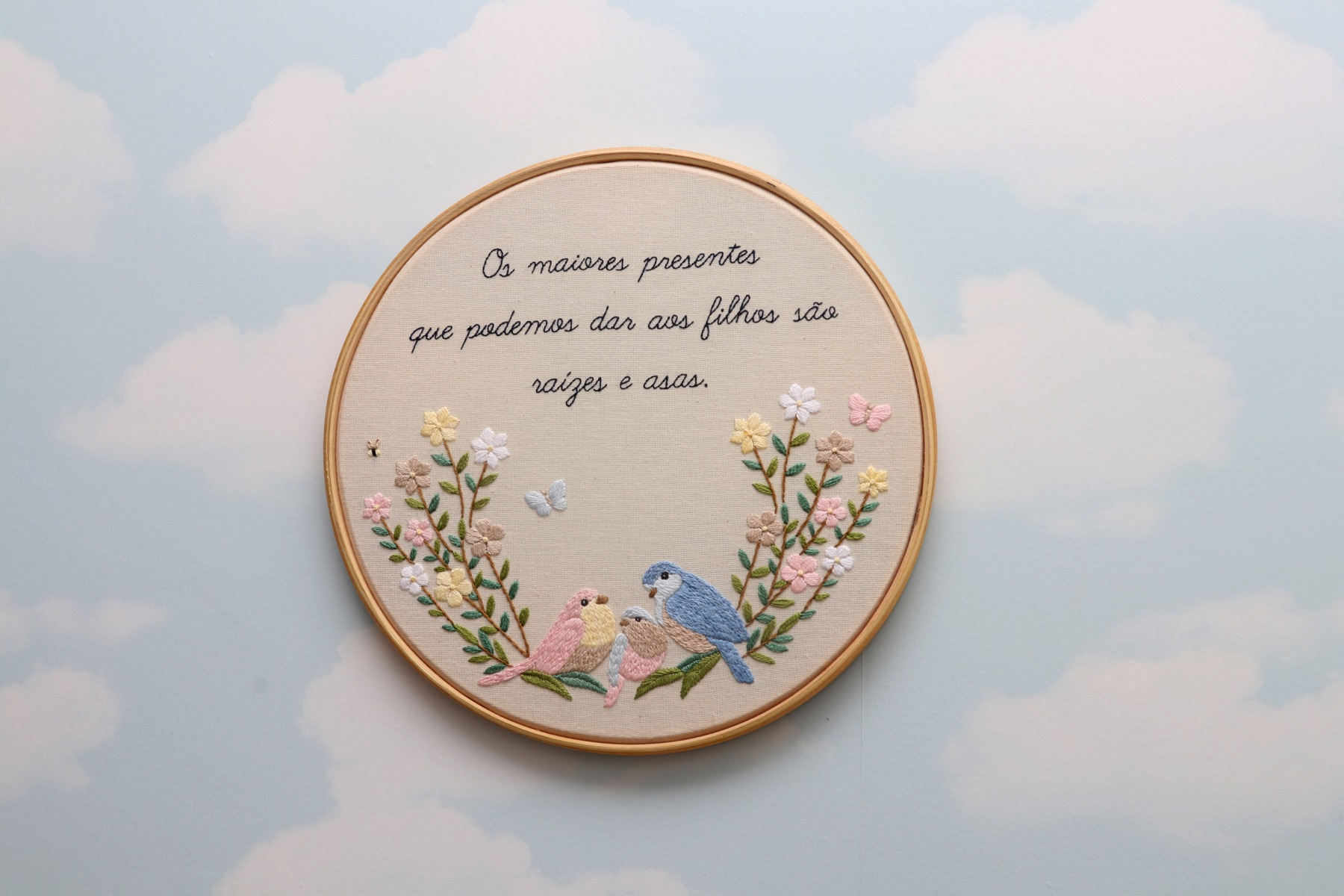 Bordado decorativo sobre raízes e asas