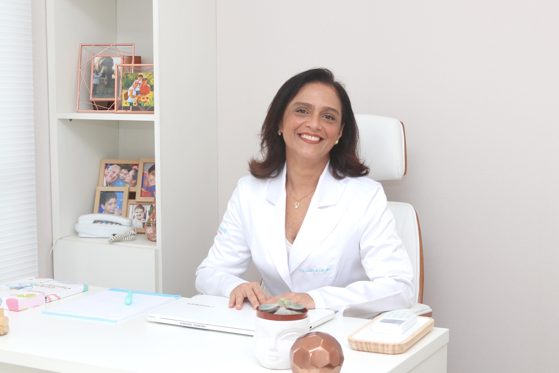 Dra. Luciana de Carvalho em sua sala de atendimento