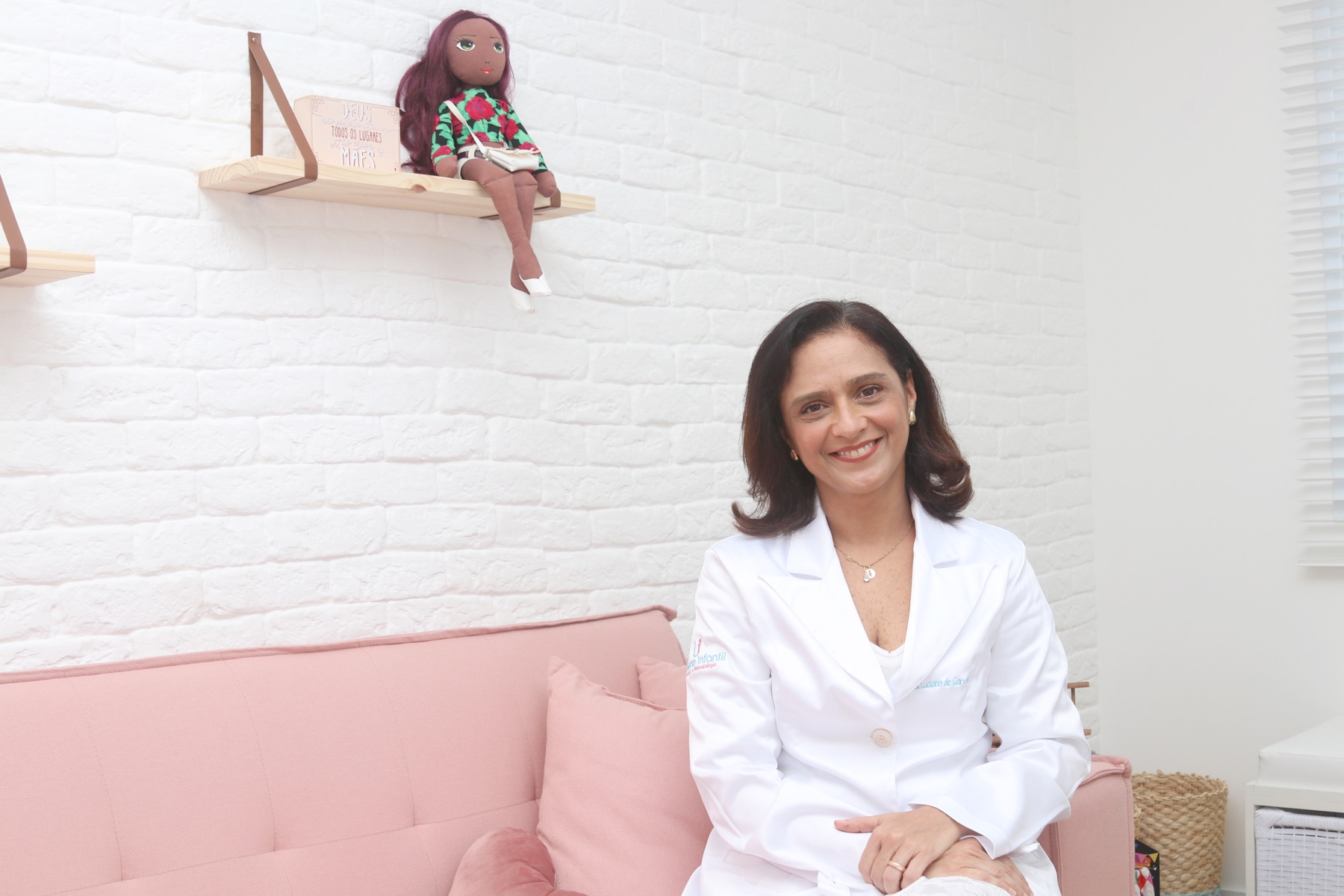 Dra. Luciana de Carvalho no consultório da Universo Infantil